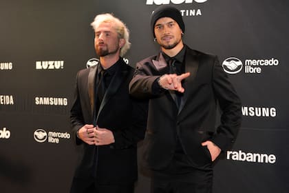 Engamados, integramente de negro, los miembros de MyA, Maxi Espíndola y Agustín Bernasconi, pasaron por la alfombra roja