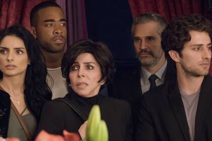 Engaños, negocios e intrincados lazos familiares movilizan a los De la Mora, liderados por Verónica Castro como una heroína alejada de su rol tradicional