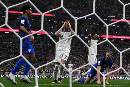 Harry Kane se toma la cabeza tras una ocasión desperdiciada por Inglaterra frente a Estados Unidos, en un nuevo 0-0 del Mundial Qatar 2022.