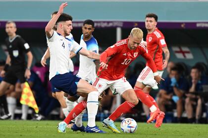 Aaron Ramsey, al ataque, frente al ímpetu de Declan Rice