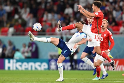 El mediocampista de Inglaterra Jordan Henderson y el defensor de Gales Ethan Ampadu luchan por el balón durante el partido de fútbol del Grupo B de la Copa Mundial de Qatar 2022