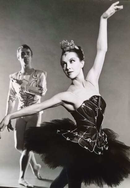 Irina Borowska como el Cisne Negro junto a Karl Musil en 1963