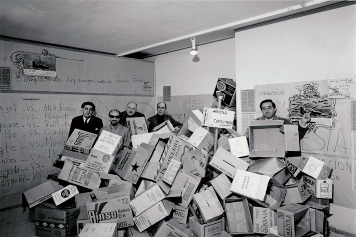 Enio Iommi (der.), uno de los grandes aliados de Waugh, se contó entre los artistas que integraron la muestra El artista y el mundo del consumo (1971)