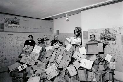 Enio Iommi (der.), uno de los grandes aliados de Waugh, se contó entre los artistas que integraron la muestra El artista y el mundo del consumo (1971)