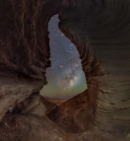 "Enmarcando los paisajes nocturnos de Atacama", del chileno Alexis Trigo. "Cuando visitas el Desierto de Atacama, con sus formaciones áridas y cielo estrellado, te sientes como si estuvieras en otro planeta", dice el fotógrafo