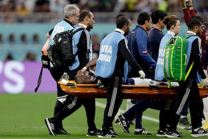 Enner Valencia, jugador de Ecuador, vuelve a ser retirado en camilla durante el partido ante Países Bajos