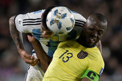 Enner Valencia sufre la arremetida de Cristian Romero, el mejor de la selección argentina ante Ecuador