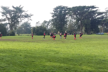 Enojado porque lo echaron en un partido: volvió a la cancha y apuñaló a otro jugador en la cola