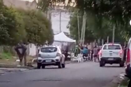 Enojo entre los vecinos: cortaron una calle de La Plata para velar en la vía pública a un hombre asesinado