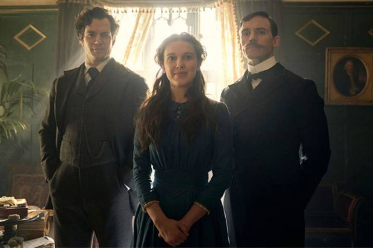 Enola, la hermana menor de los Holmes, ha pasado su infancia aprendiendo jiu jitsu, química, literatura y el desciframiento de anagramas, todos estudios poco convencionales para las jóvenes de la época victoriana