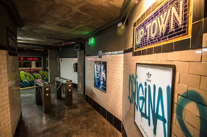 En Uptown la ambientación gira en torno al metro neoyorquino: para acceder, hay que descender una boca de subte