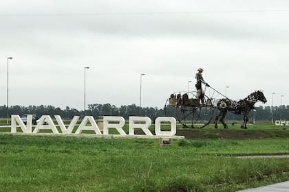 Enorme escultura realizada con chatarra en la entrada a Navarro