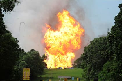 Enorme incendio en tubería de gas en Malasia deja 145 heridos