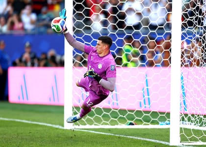 Enorme, Orlando Gill le tapa el remate a Kai Havertz