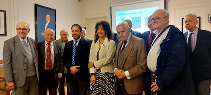 Enriqu Fraga, Felicitas Luna y Rosendo Fraga, junto a familiares del Gral. Roca e historiadores durante la presentación de Julia IA Roca