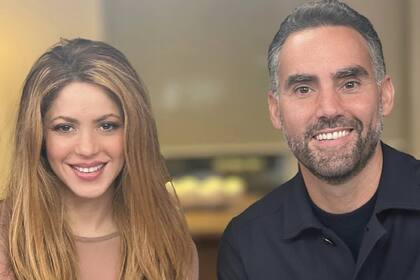 Enrique Acevedo (der.), a quien Shakira le confesó detalles de su situación personal luego de la ruptura con Piqué, es uno de los periodistas de TV más reconocidos de habla hispana en México y EE.UU.