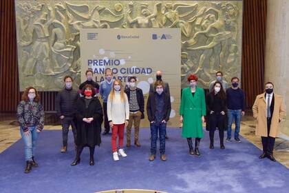 Enrique Avogadro, ministro de Cultura porteño; Jorge Telerman, director del CTBA; y Guillermo Laje, presidente del Banco Ciudad juntos los creadores escénicos ganadores del concurso
