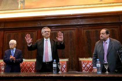 Enrique Bacigalupo y Carlos Arslanian, que integrarán la comisión, acompañaron el año pasado a Alberto Fernández como oradores en el homenaje a Esteban Righi que el Presidente encabezó en la Facultad de Derecho