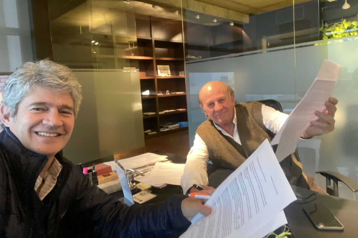 Enrique Bayá Casal y Rafael Aliaga en la firma del ingreso de la empresa de insumos como socia