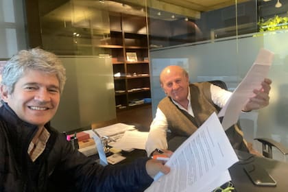 Enrique Bayá Casal y Rafael Aliaga en la firma del ingreso de la empresa de insumos como socia