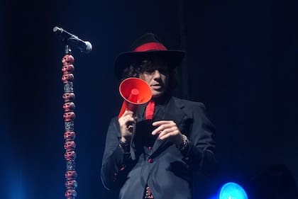 Enrique Bunbury en una gira previa a la pandemia; en diciembre se reencontrará con el público argentino en el Movistar Arena