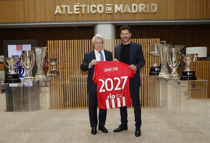 Enrique Cerezo y Diego Pablo Simeone tras la renovación del argentino.