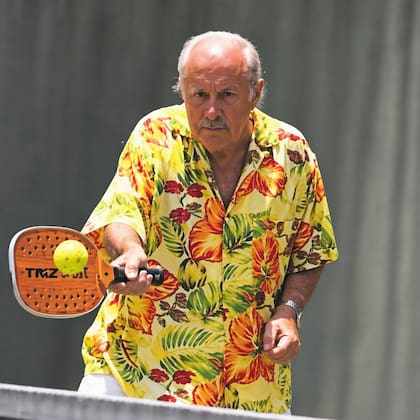 Enrique Corcuera durante un partido. Las primeras paletas eran de madera y se fueron adaptando a medida que el juego evolucionaba (imagen mejorada por IA)