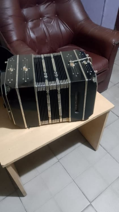 Enrique Fasuolo tiene un nuevo bandoneón, que reemplaza el Germania, de 1930, que le robaron en el centro porteño a plena luz del día