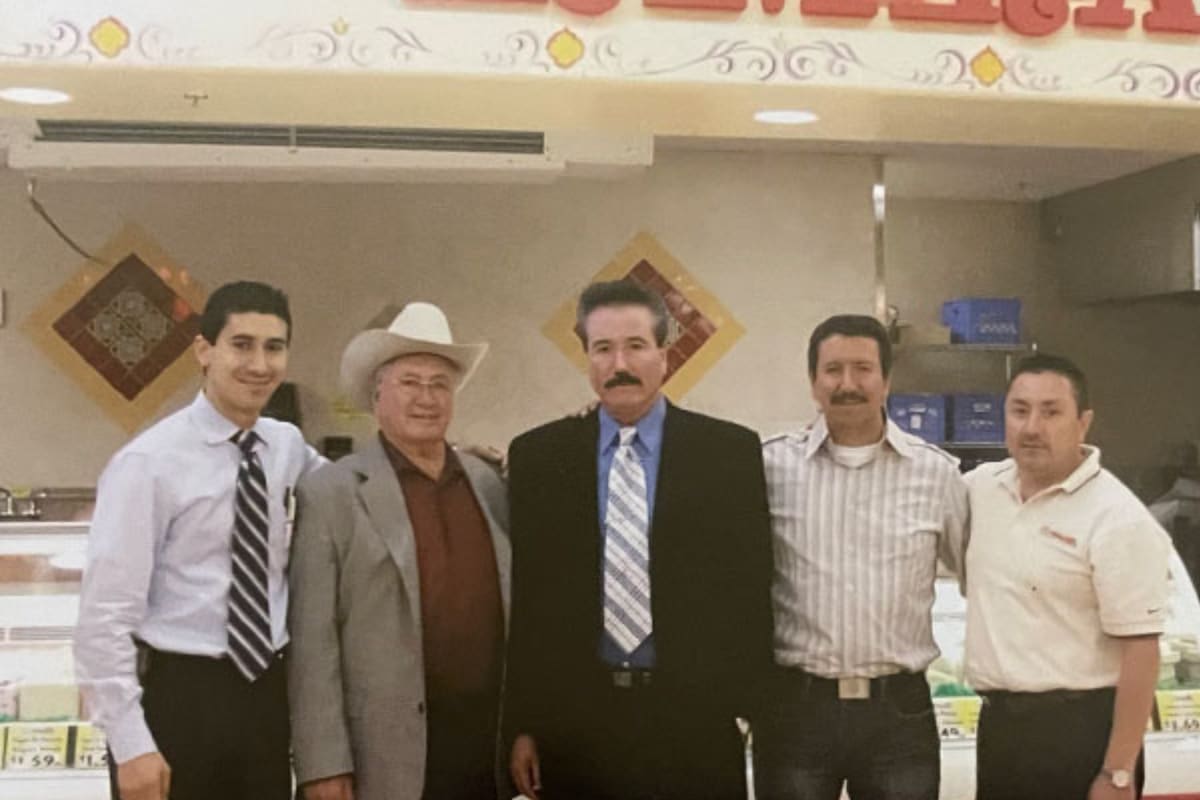 Enrique González Sr. y sus hermanos combinaron esfuerzo y unidad familiar para transformar un pequeño negocio en una cadena de supermercados líder en la comunidad latina