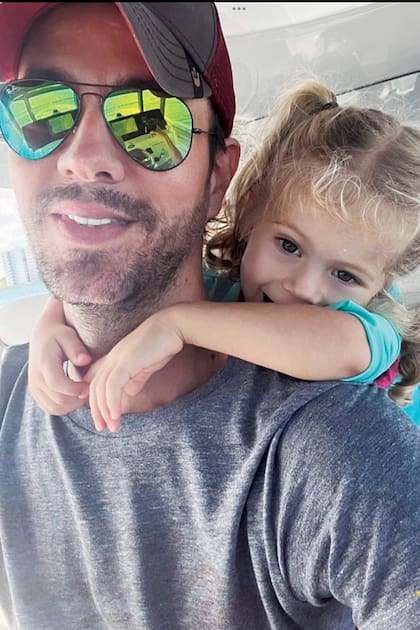 Enrique Iglesias con Mary, su hija menor, sobre sus espaldas.