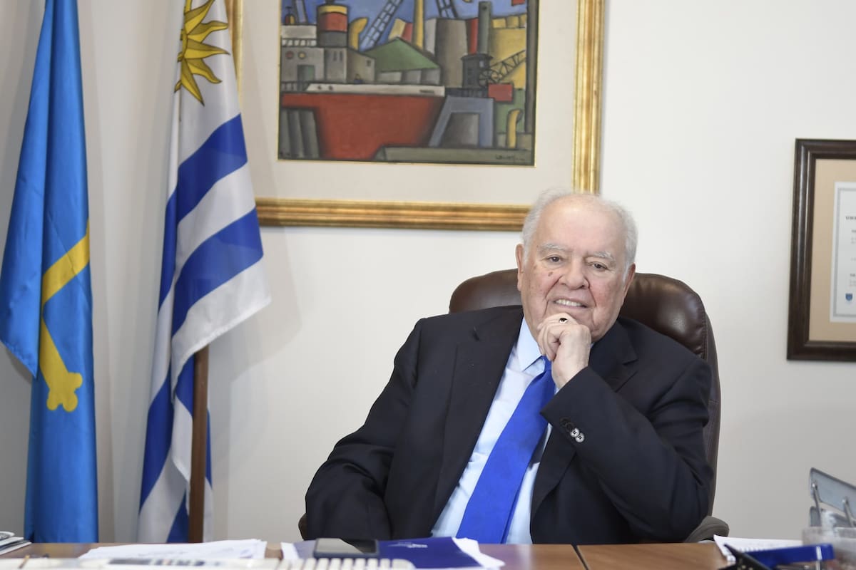 Enrique Iglesias se graduó en Economía y Administración por la Universidad de la República de Uruguay en 1953 e hizo estudios superiores de especialización en Estados Unidos y Francia; presidió el BID durante 17 años y fue canciller en el gobierno Julio María Sanguinetti