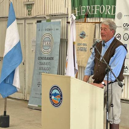 Enrique Jamieson, presidente de FIAS, durante el discurso en la Sociedad Rural Lago Argentino
