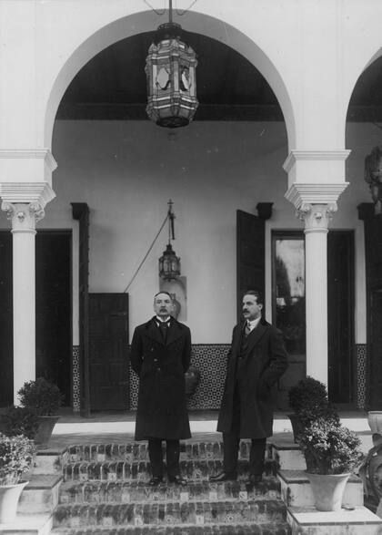 Enrique Larreta posa junto a una persona no identificada, en su casa de la calle Juramento.