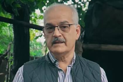 Enrique Lazarte, el contador que hace campaña prometiendo baños sin importar la bandera política de los ciudadanos que los necesiten