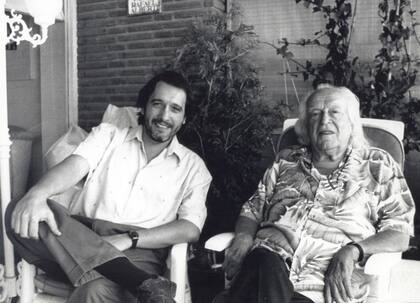 Enrique Llopis y Rafael Alberti en Madrid, a comienzos de los años noventa