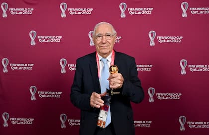 Enrique Macaya Marquez, con el premio de la FIFA