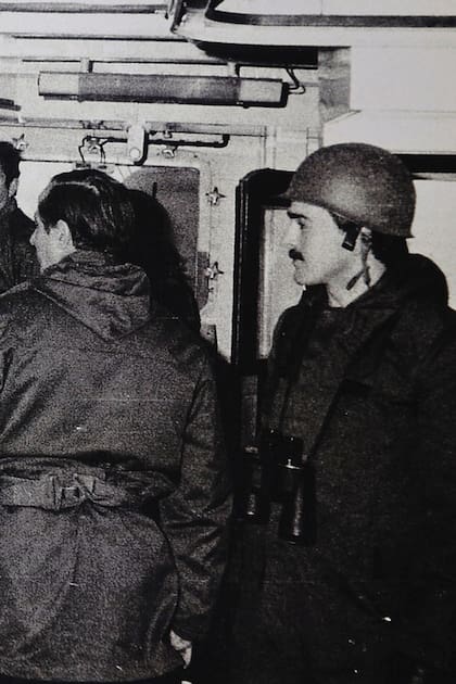 Hasta una semana antes del 2 de abril de 1982, los marinos argentinos del grupo anfibio FTA 40 no sabían que tendrían que recuperar las islas Malvinas. A la izquierda, el comandante Molina Pico
