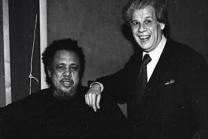 Enrique Mono Villegas junto a Charles Mingus, en una visita del contrabajista a Buenos Aires