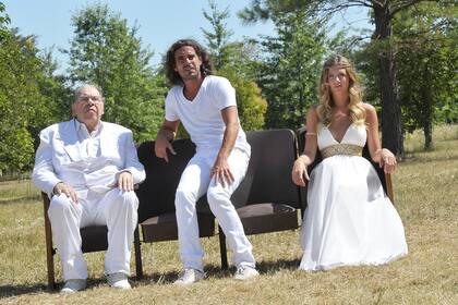 Enrique Pinti, Nicolas Cabre y Stephanie Demner en el primer capítulo