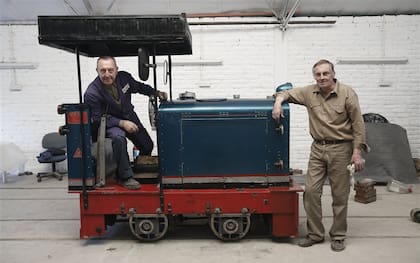 Enrique Quatrini y Héctor Bunevcevicy, expertos que encabezan el equipo que reparó la histórica formación