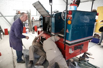 Enrique Quatrini y Héctor Bunevcevicy, expertos que encabezan el equipo que reparó la histórica formación