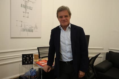 Enrique Sacco, sonriente, en sus oficinas del barrio de Recoleta