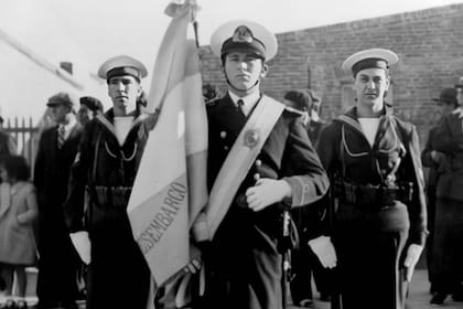 Enrique Shaw se recibió con el título de guardamarina en la Escuela Naval de Río Santiago