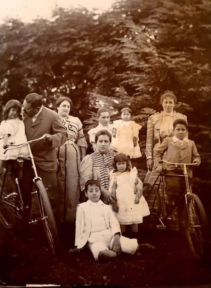 Enrique Susini era el mayor de 11 hermanos, todos estudiaron medicina, aunque también se dedicaron a otras profesiones y aficiones; el abuelo de Gonzalo no era astrónomo de profesión, pero había estudiado tanto como uno; después les enseño todo a sus nietos, incluido Gonzalo
