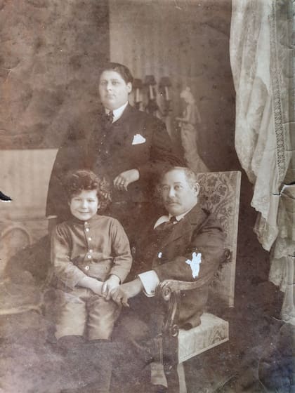 Enrique Susini está de pie junto a su padre, Telémaco y su hermano menor antes de transmitir el primer programa de radio de la historia
