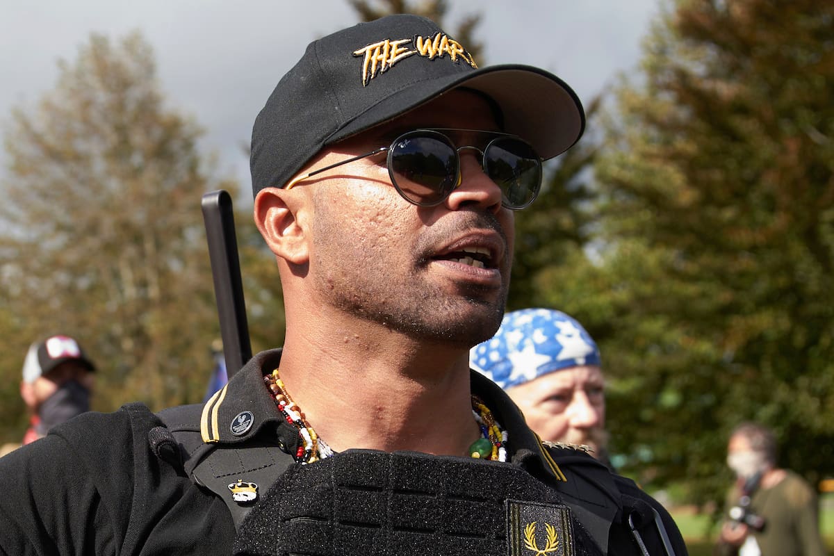 Enrique Tarrio, líder de la milicia de ultraderecha Proud Boys, habla en un acto en Delta Park en Portland, Oregon, 26 de de setiembre de 2020. (AP Foto/Allison Dinner, File)