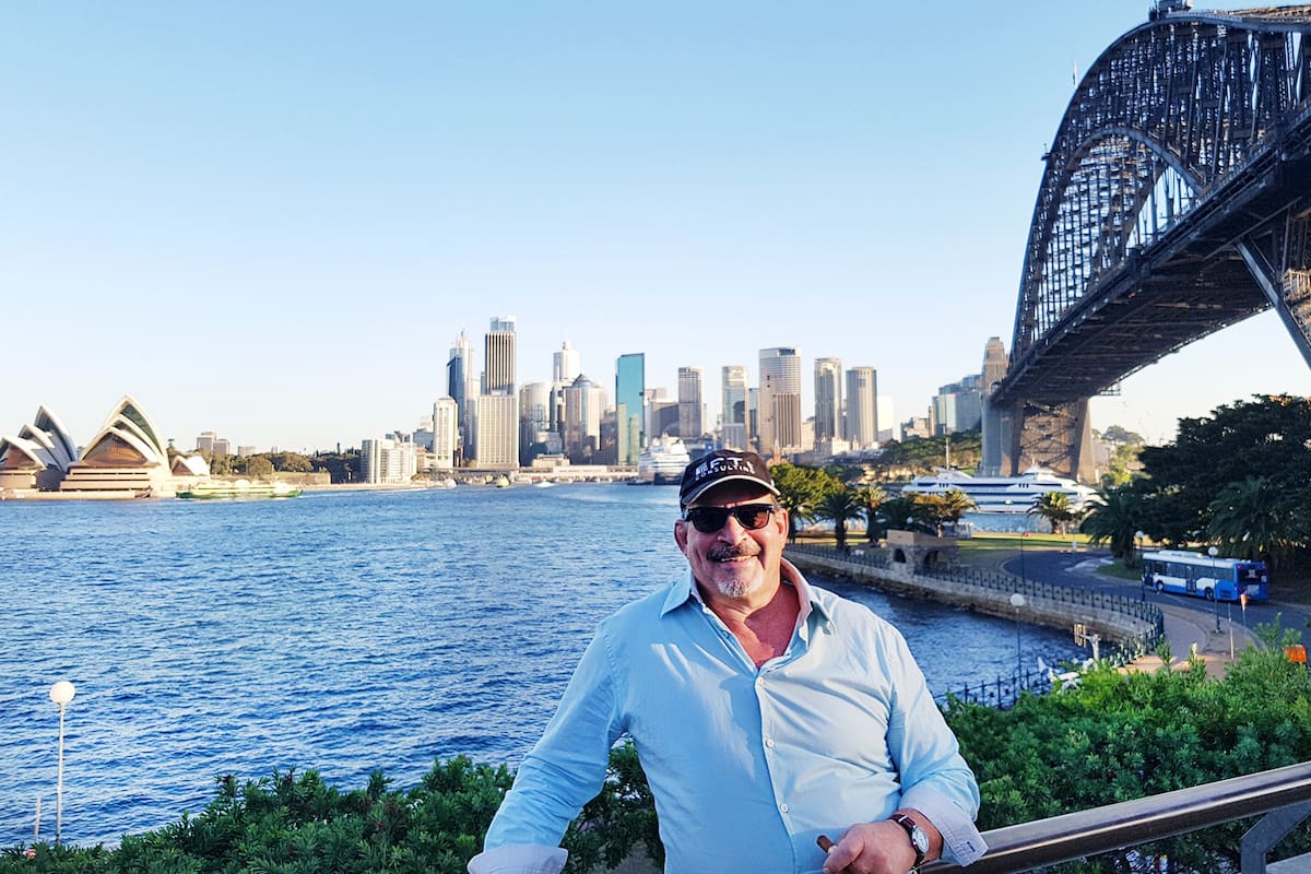 Enrique "Topo" Rodriguez en un lugar emblemático de Sydney: con el Harbour Bride y la Opera House de fondo