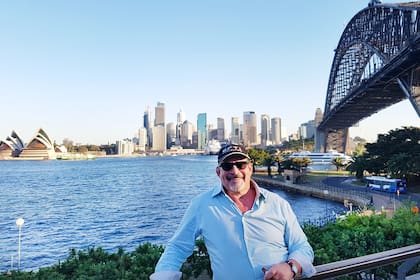 Enrique "Topo" Rodriguez en un lugar emblemático de Sydney: con el Harbour Bride y la Opera House de fondo