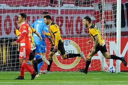 Enrique Triverio festeja uno de sus goles ante River, en la Copa Libertadores