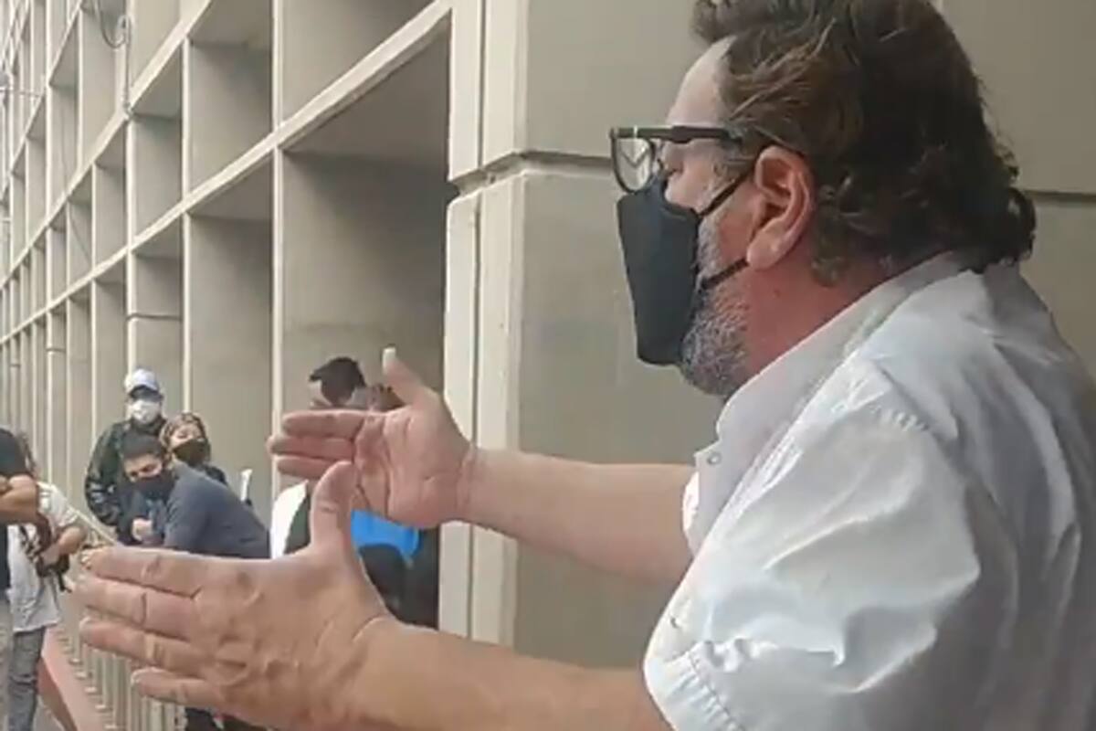 Enrique, un médico de la ciudad de La Plata, le llamó la atención a las personas que hacían la fila en la puerta de un banco